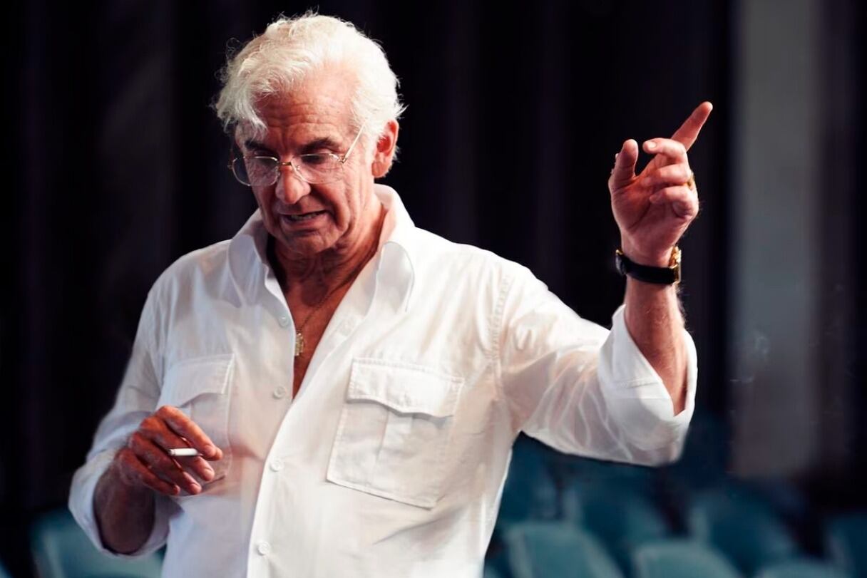 Cooper, caracterizado como Bernstein.