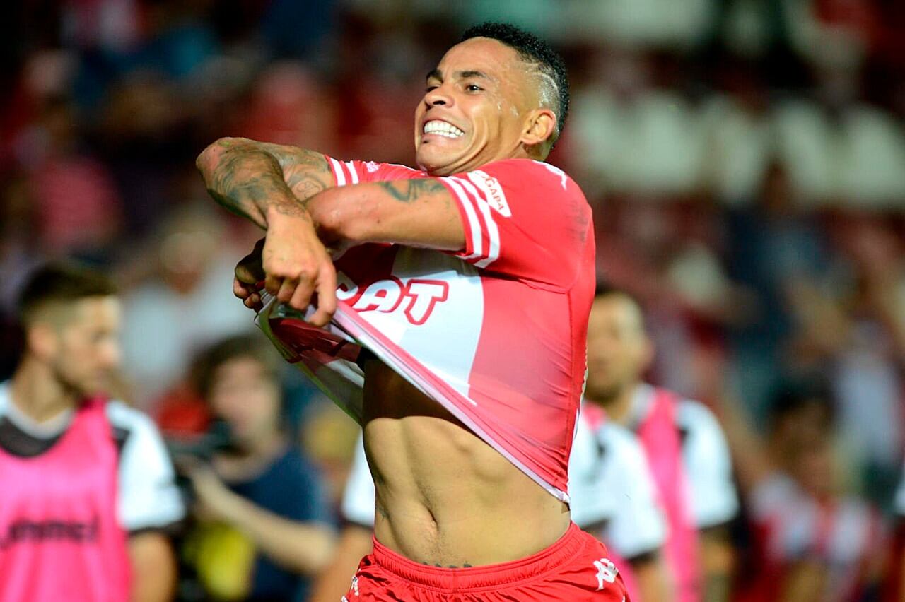 Alvez festeja su gol