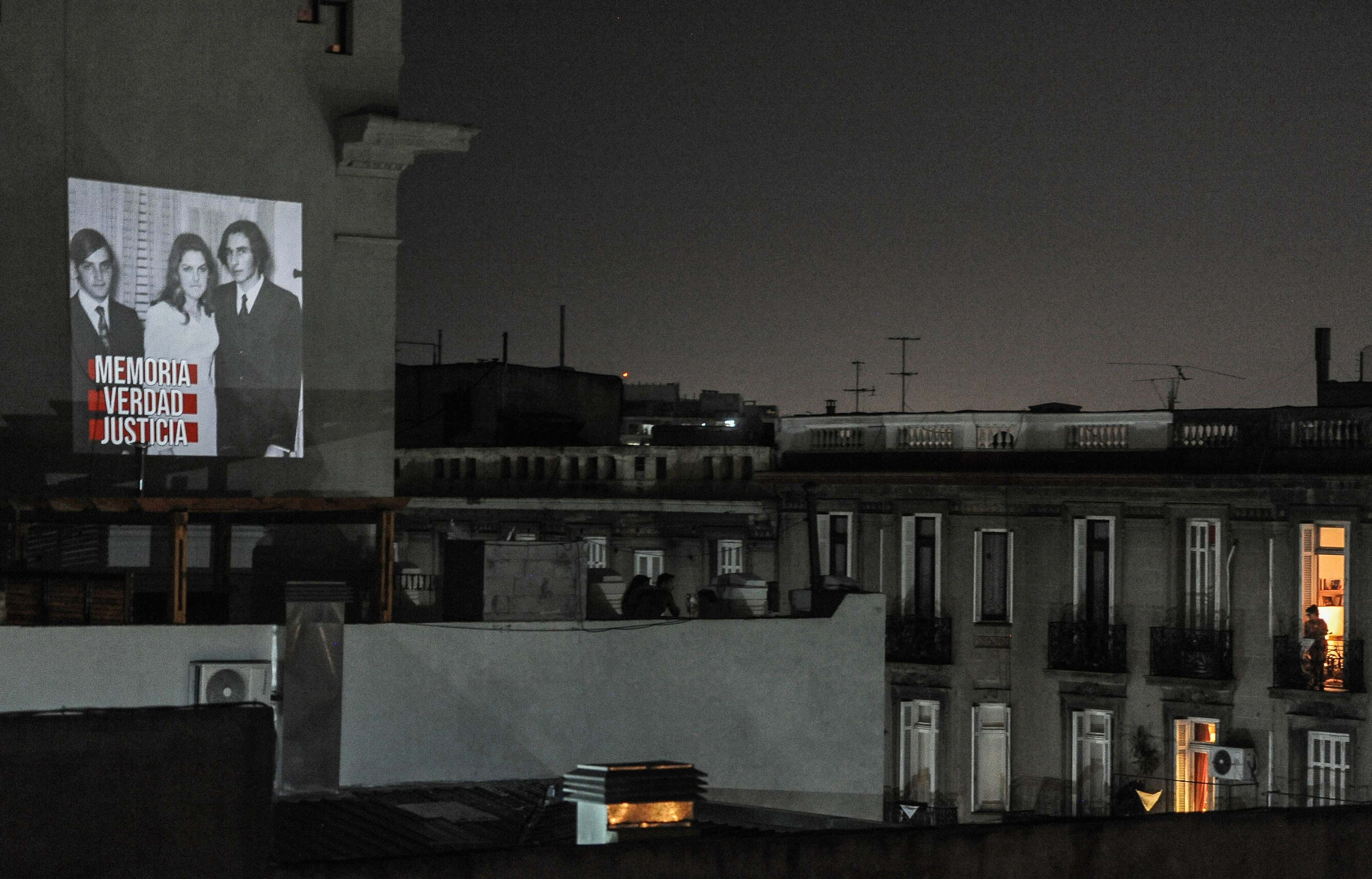Los reclamos de Memoria, Verdad y Justicia hoy se expresan desde las ventanas, paredes y balcones.