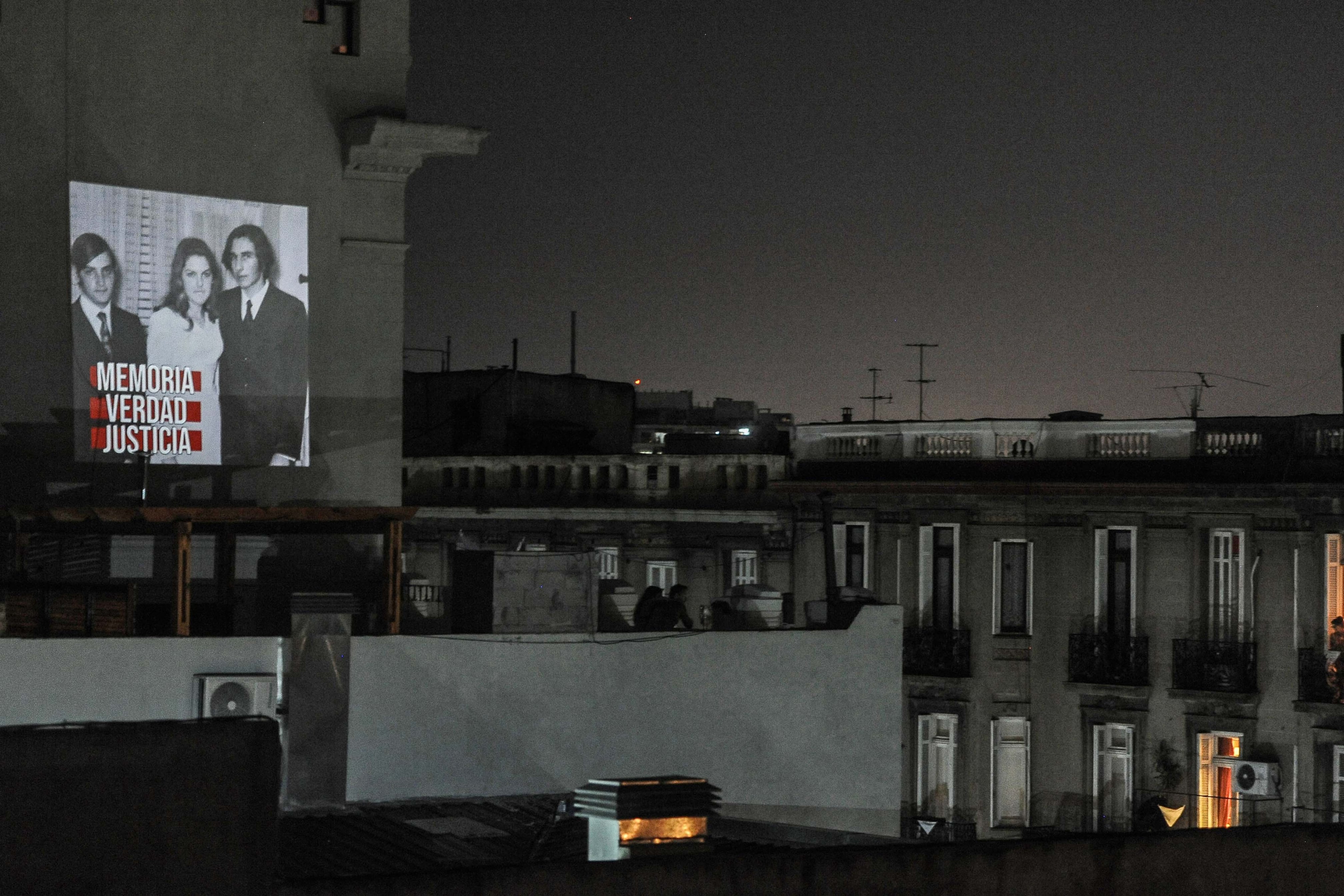 Los reclamos de Memoria, Verdad y Justicia hoy se expresan desde las ventanas, paredes y balcones.