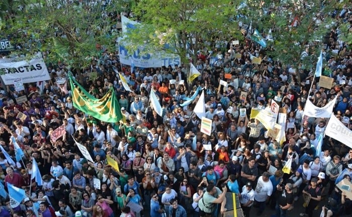 Miles en las calles de Corrientes.