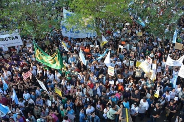 Miles en las calles de Corrientes.