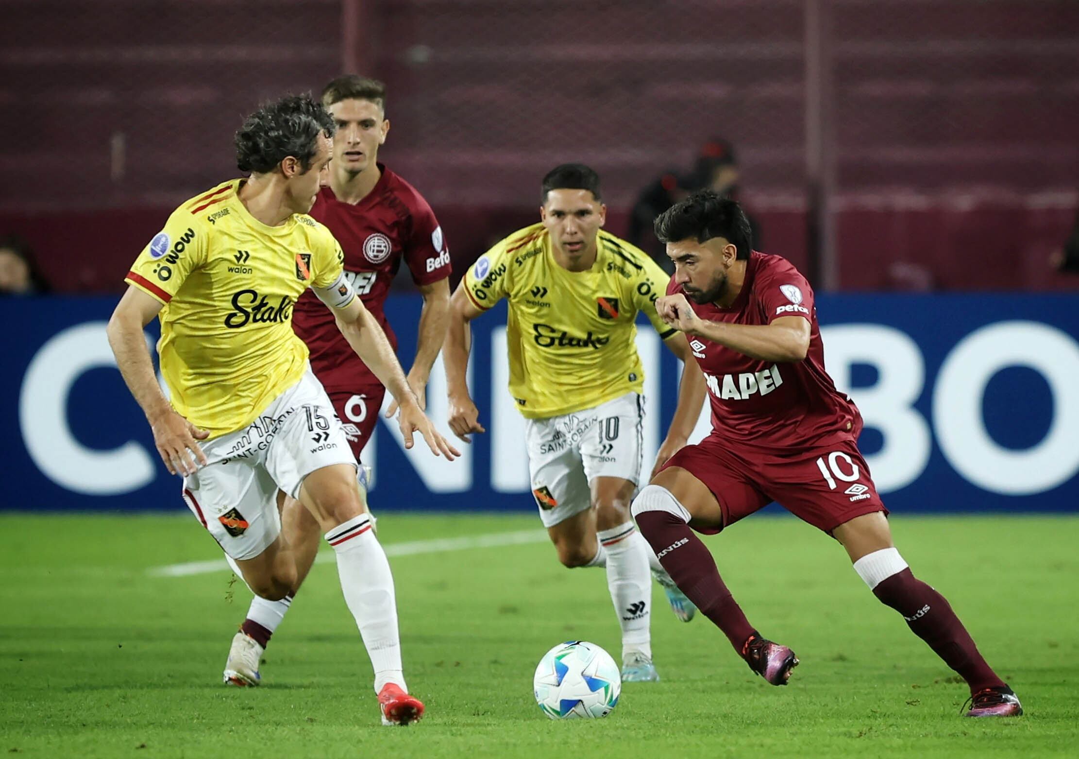 Marcelino Moreno, autor del primer gol del Granate, lleva la pelota