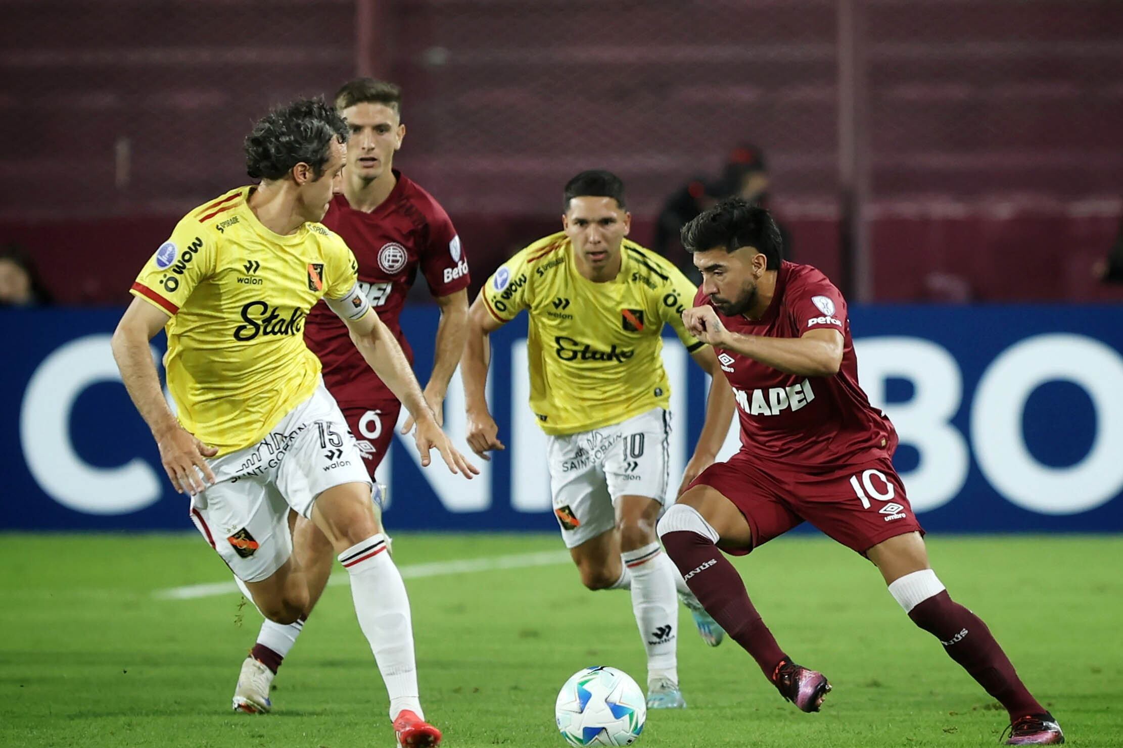 Marcelino Moreno, autor del primer gol del Granate, lleva la pelota