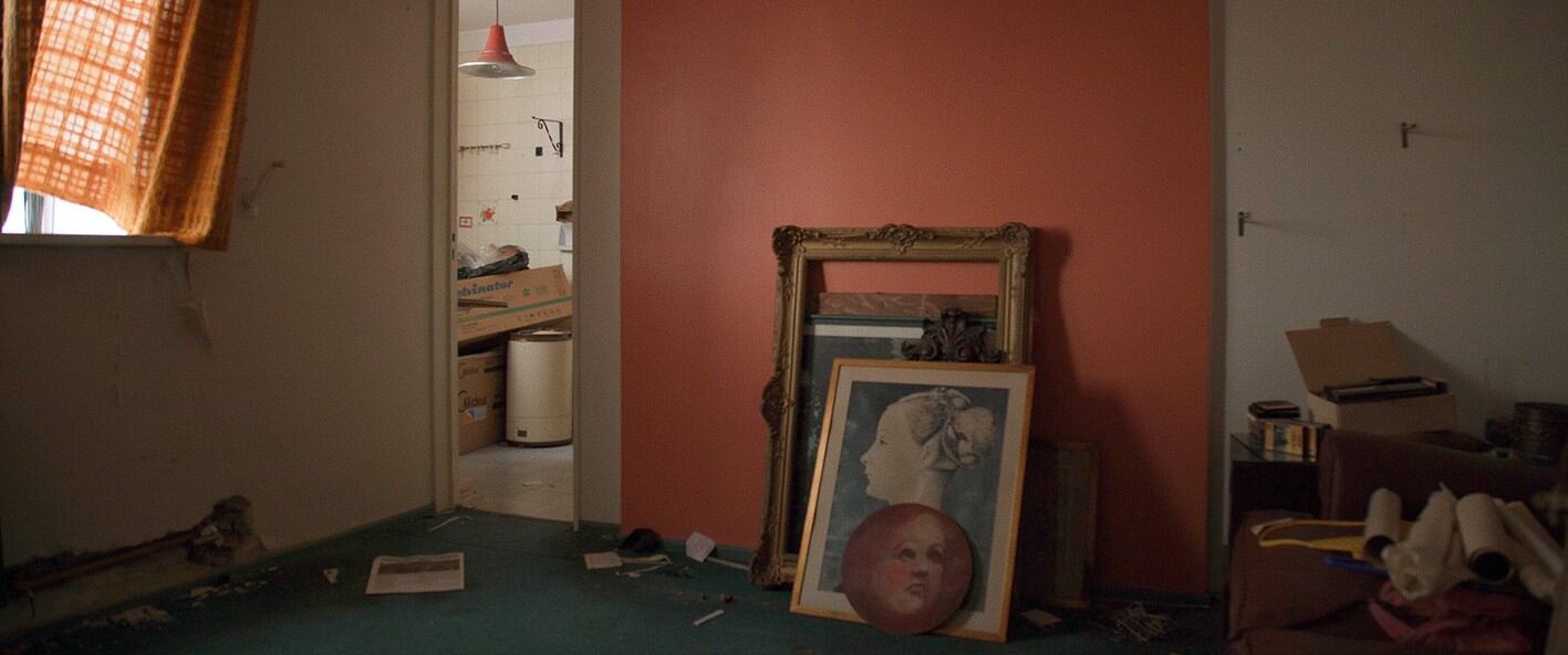 Todo se dispara a partir del departamento vacío de Regina, ya fallecida