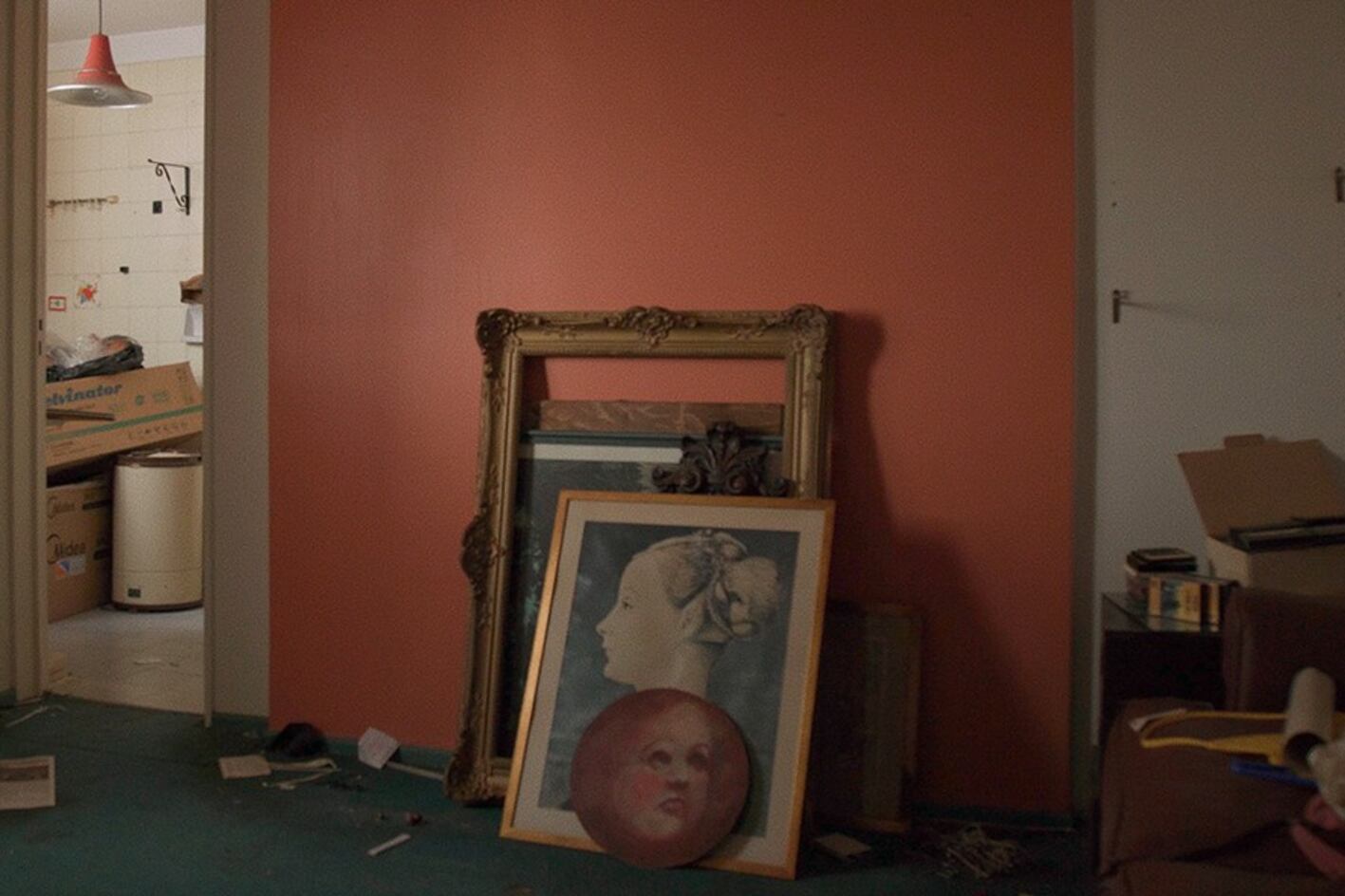 Todo se dispara a partir del departamento vacío de Regina, ya fallecida