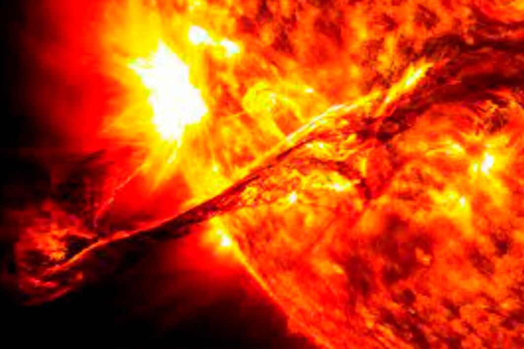 Imagen satelital de una enorme llamarada solar.