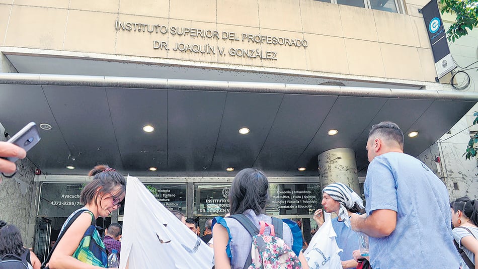 La asamblea de docentes derivó en fuertes críticas al proyecto del gobierno.