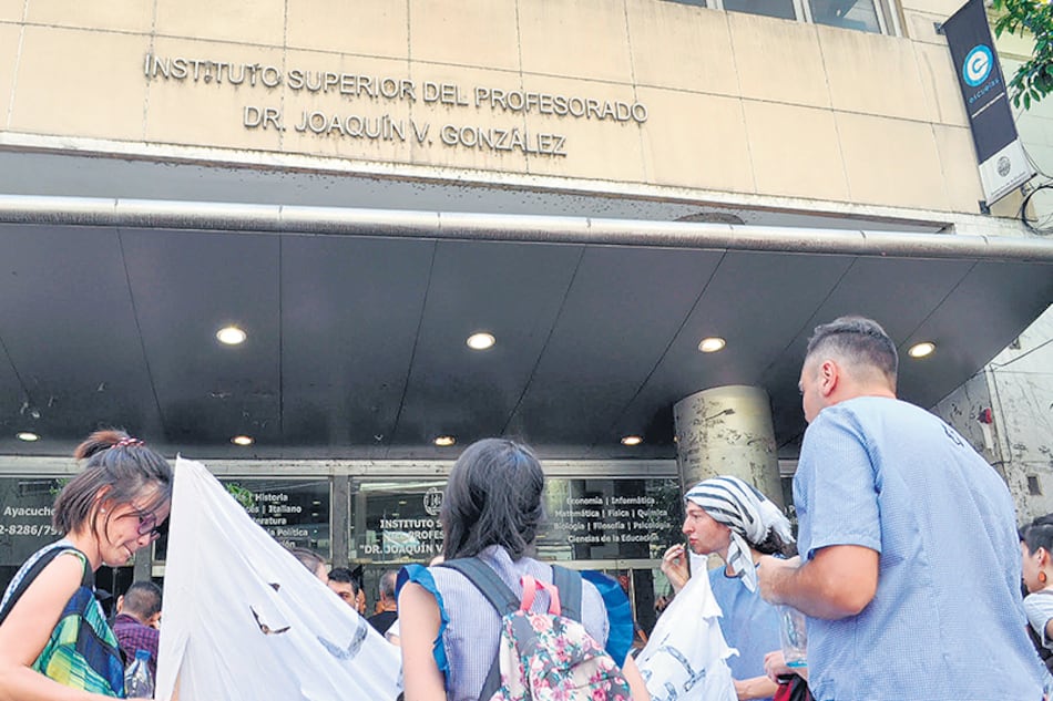 La asamblea de docentes derivó en fuertes críticas al proyecto del gobierno.
