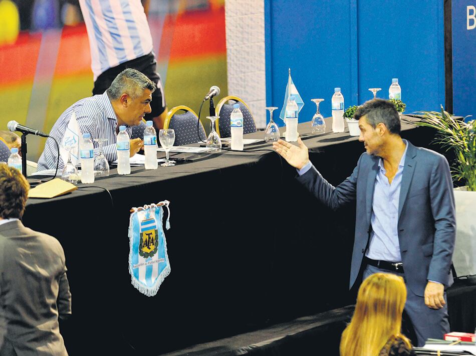 Claudio Tapia (sentado) dialoga con Marcelo Tinelli en la frustrada elección de 2015.