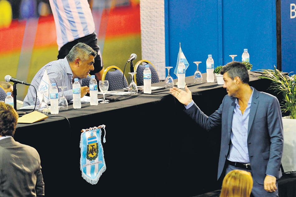Claudio Tapia (sentado) dialoga con Marcelo Tinelli en la frustrada elección de 2015.