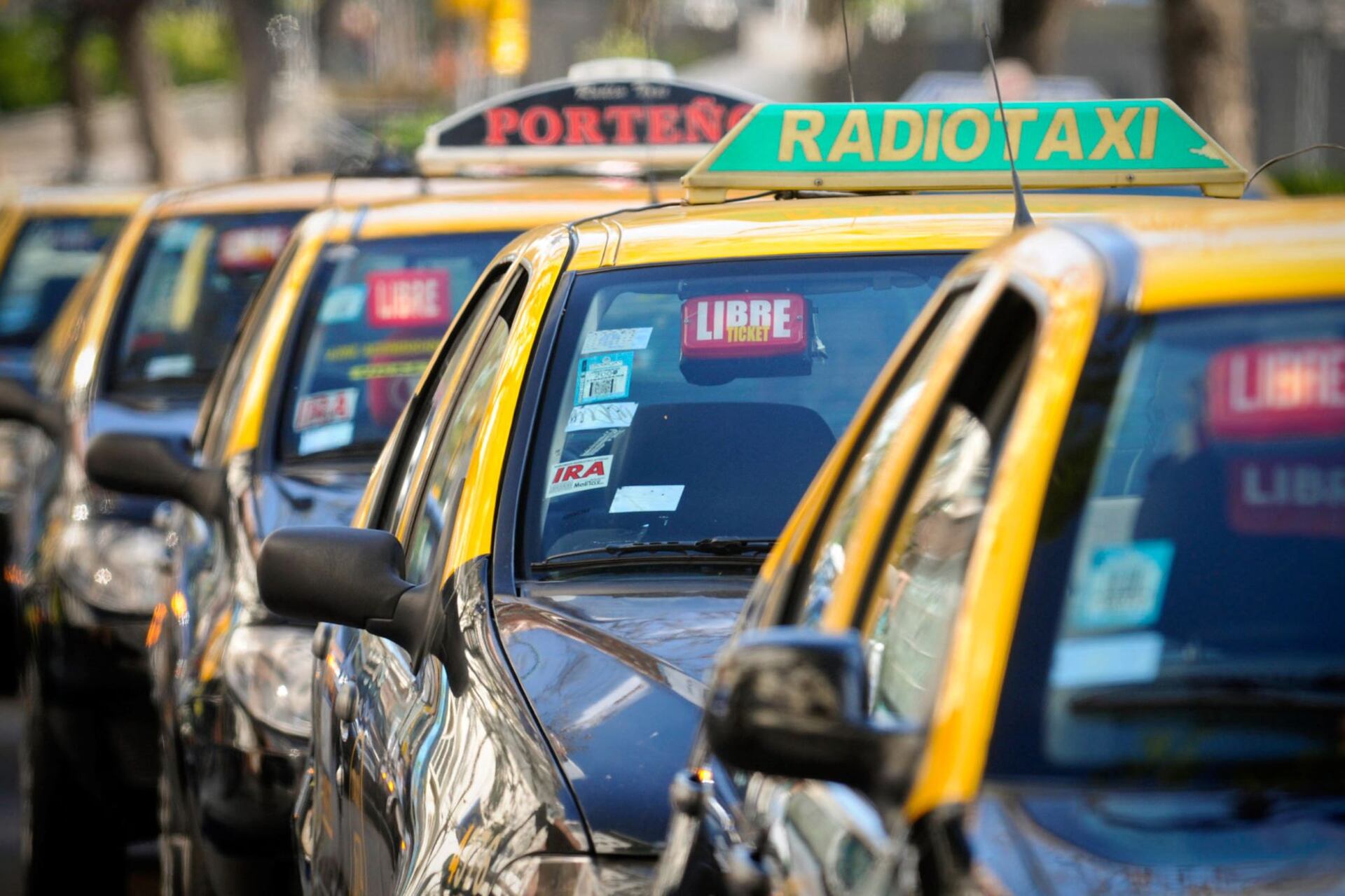 Sube un 50% la tarifa de taxis en dos tramos: los nuevos valores de la bajada de bandera y la ficha del taxímetro