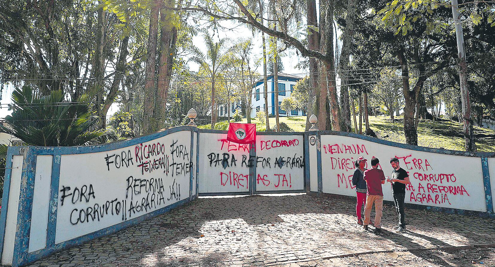 Miembros del MST ocupan una hacienda de Texeira en Río.