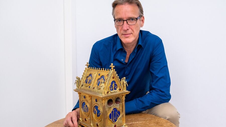 Brand posa junto al relicario, que se encontraba en la Abadía de Fecamp hasta la noche del 1 al 2 de junio, cuando fue robado. Foto: AFP  