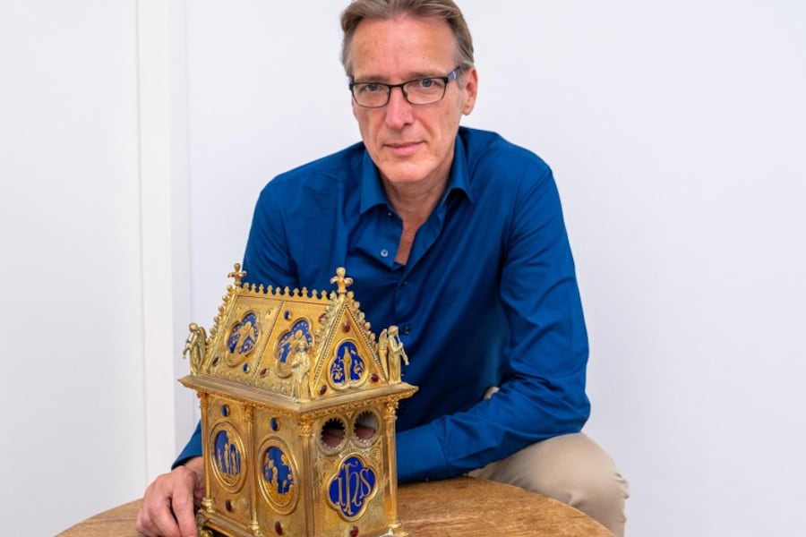 Brand posa junto al relicario, que se encontraba en la Abadía de Fecamp hasta la noche del 1 al 2 de junio, cuando fue robado. Foto: AFP