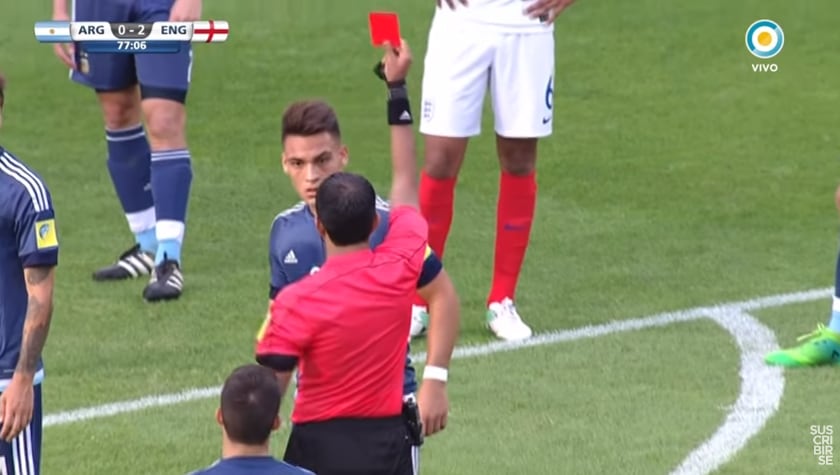 Argentina no tuvo un buen comienzo en el Mundial de Corea del Sur: perdió y Martínez fue expulsado.