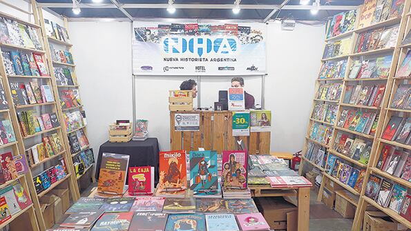 El stand de Nueva Historieta Argentina es un refugio para los autores locales.