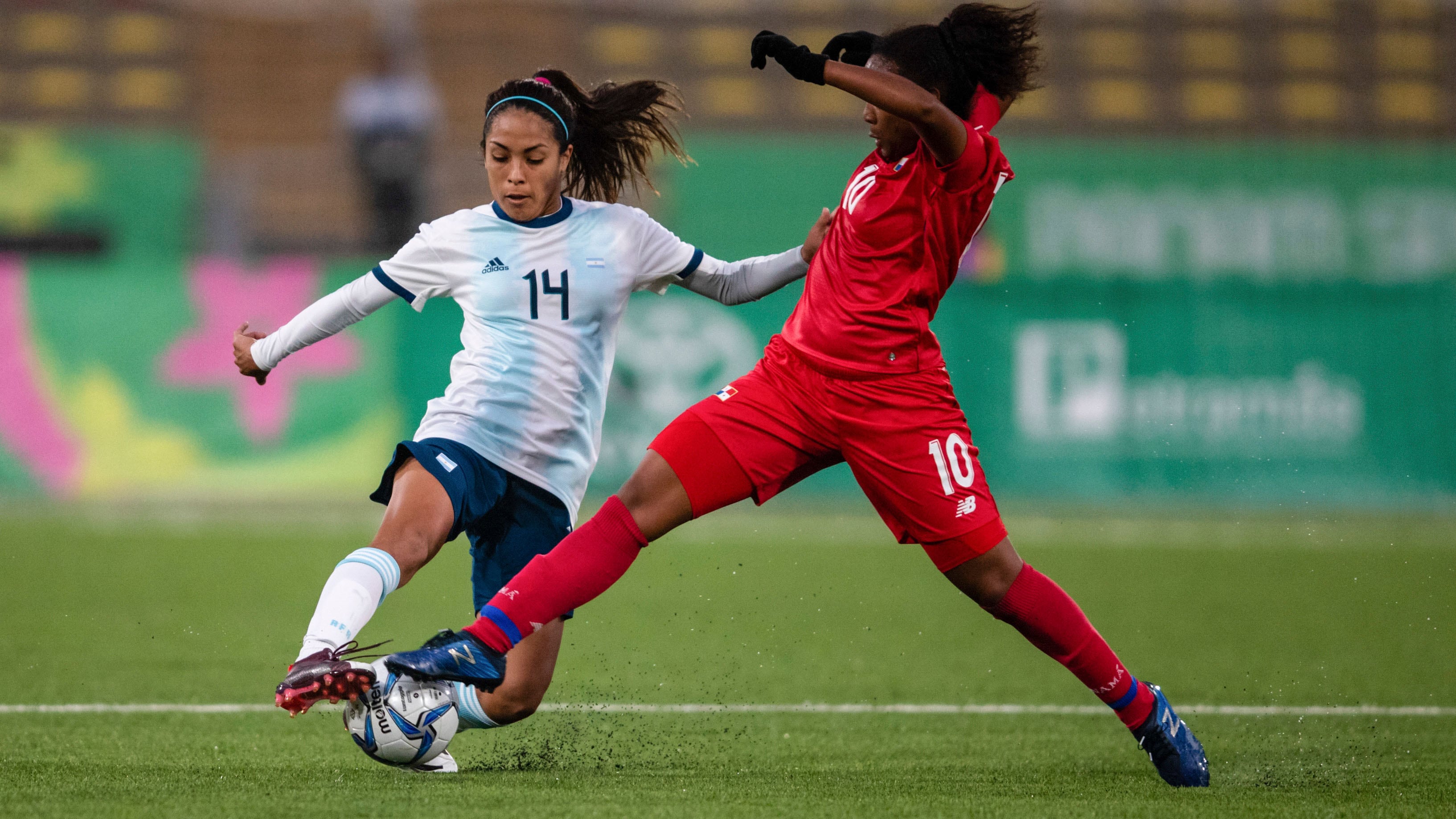 Miriam Mayorga lucha con la panameña Marta Cox.