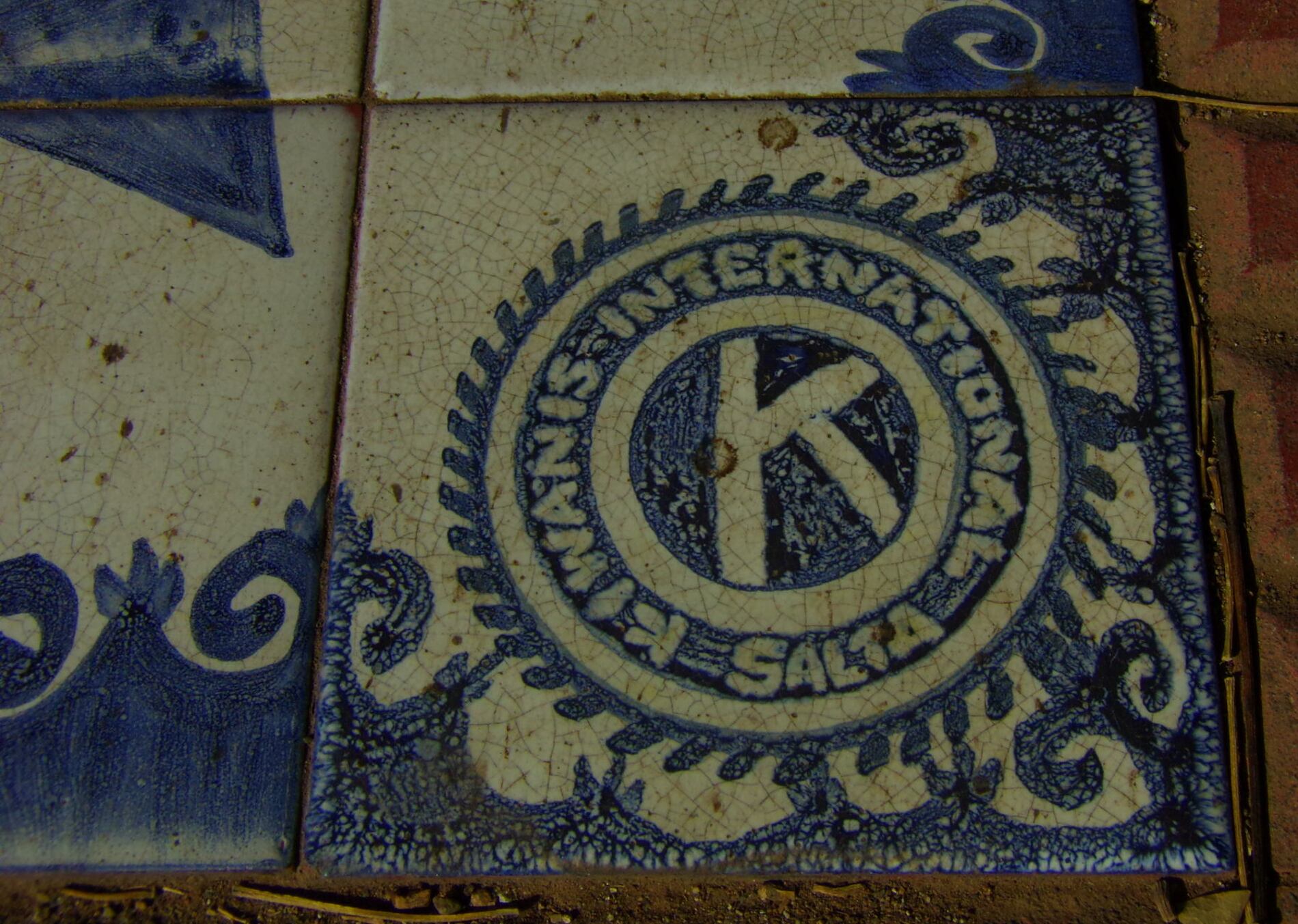 Baldosa sobre Paseo Güemes