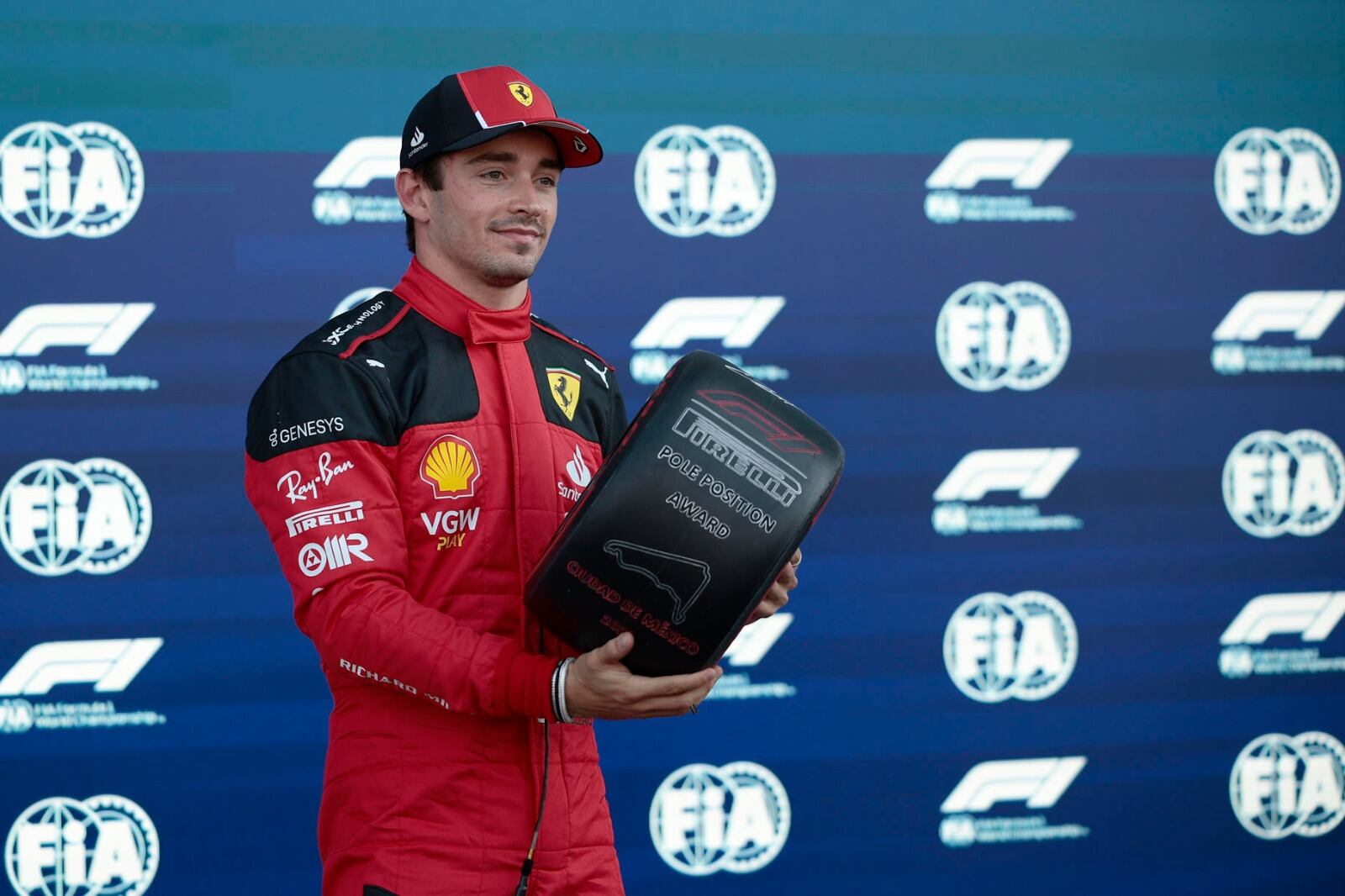El trofeo que se llevó Leclerc por su pole position