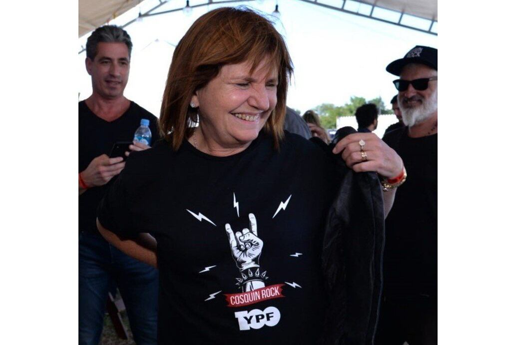 Bullrich en el Cosquin Rock, edición 2022 donde paseó entre adolescentes evangelizando sobre su discurso duro. 