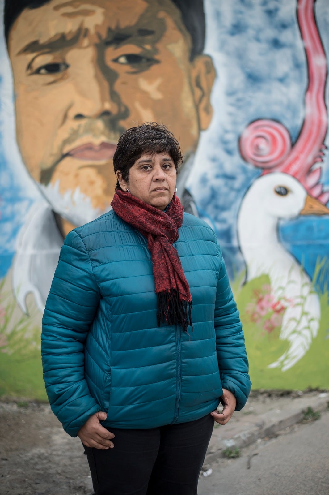 Mabel Zurita en la escuela 49. Detrás, el mural que recuerda a Rubén, su compañero muerto.