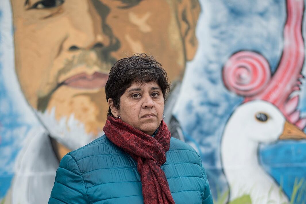 Mabel Zurita en la escuela 49. Detrás, el mural que recuerda a Rubén, su compañero muerto.