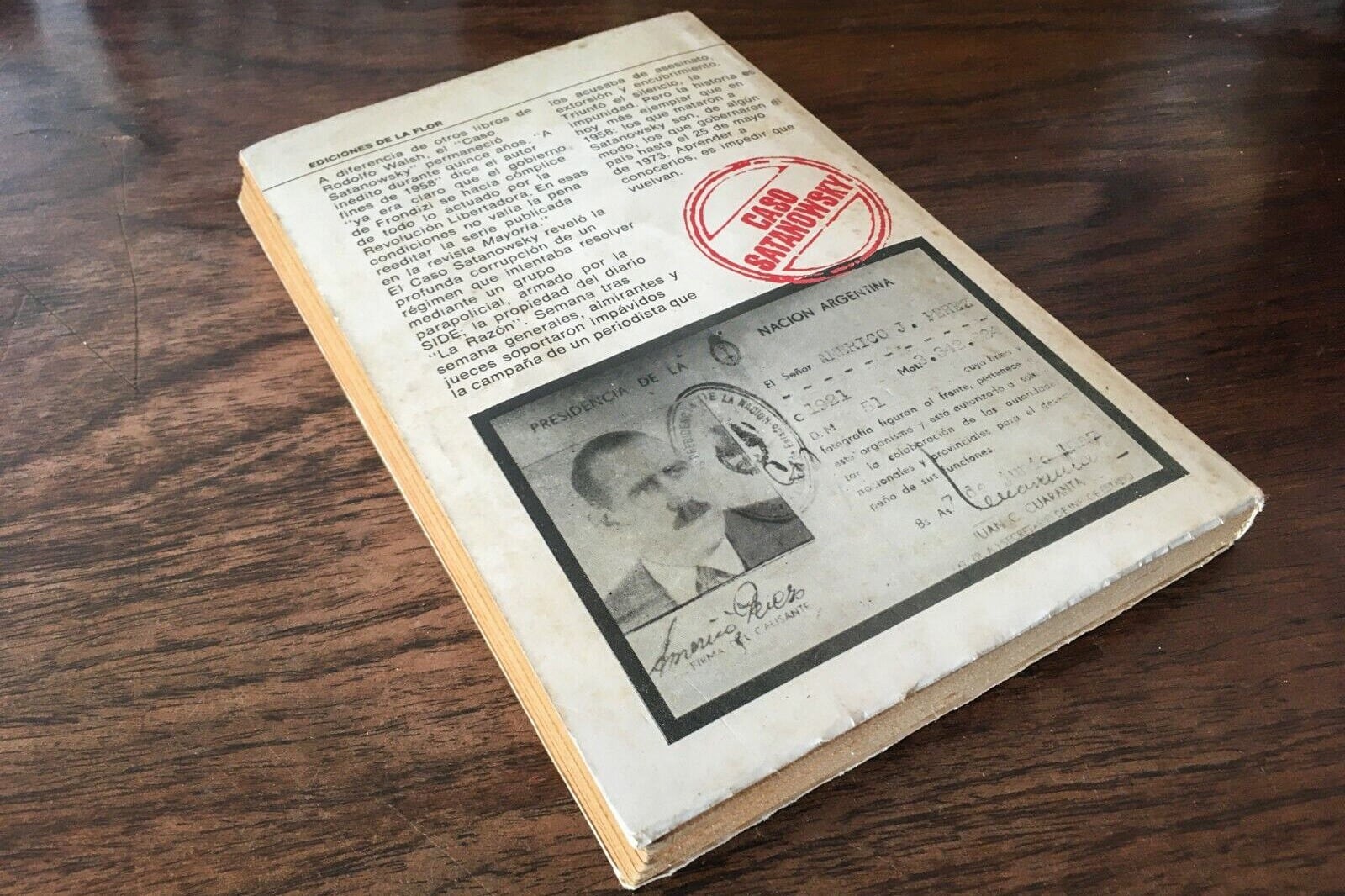 La edición original del libro, con el rostro de Pérez Gris en la contratapa.