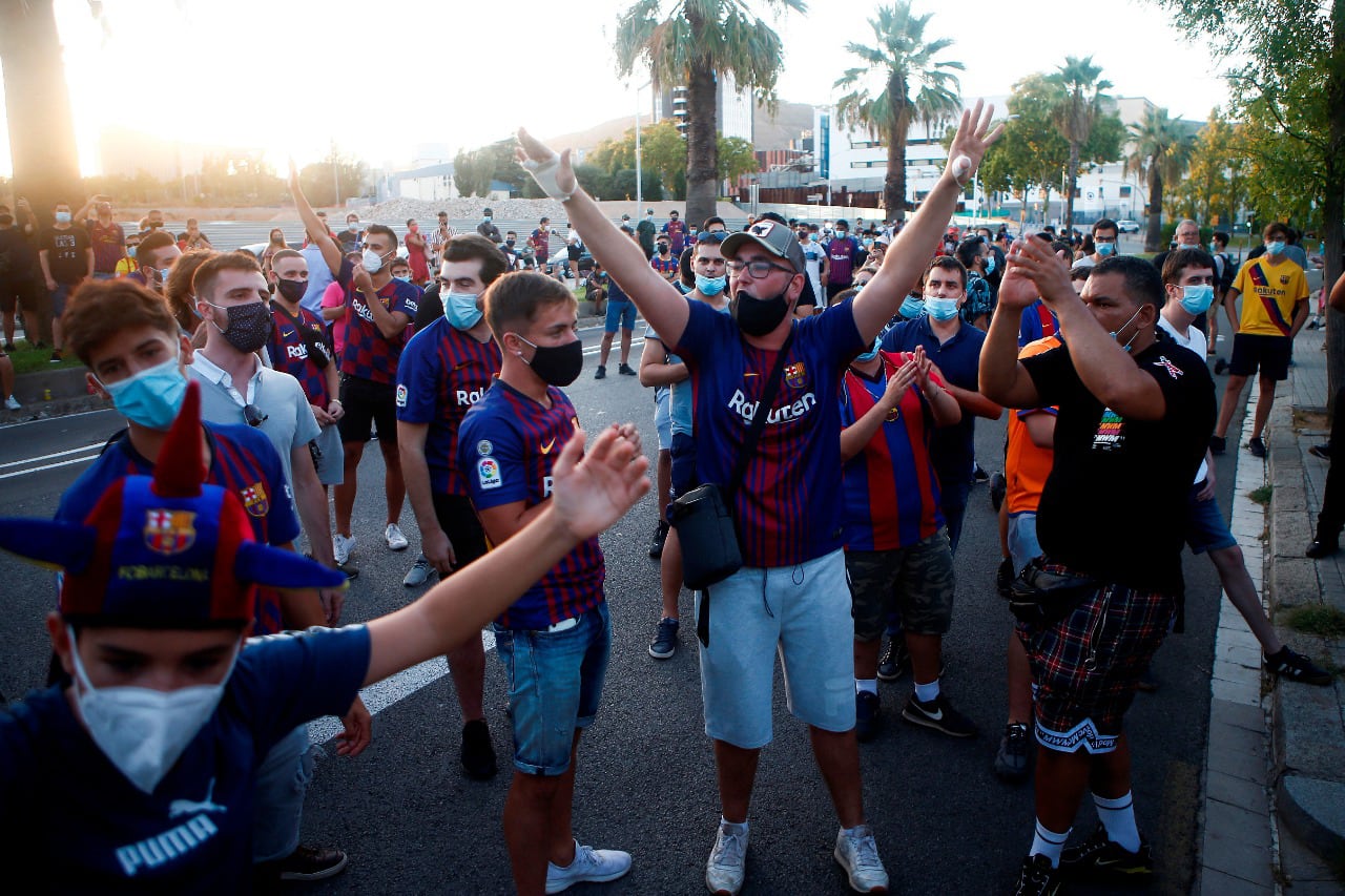 Los hinchas culés protestan en el Camp Nou.