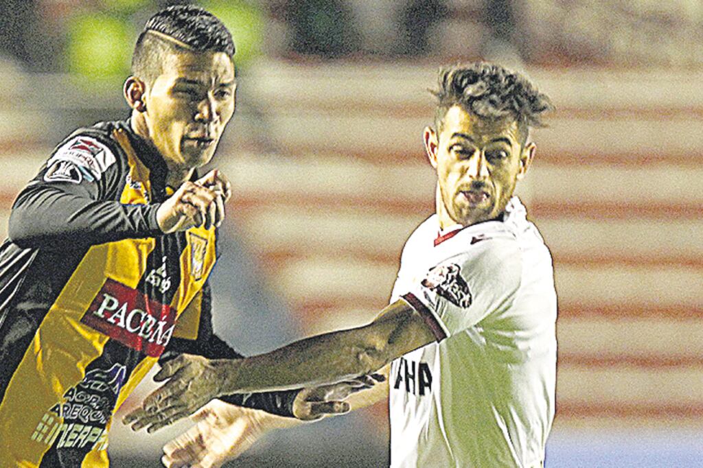 Bejarano lucha con Acosta.