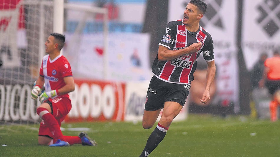 Salinas festeja el gol del empate, de penal.