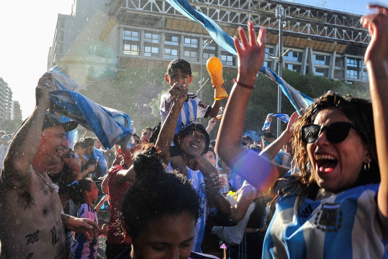 El agua refresca y enciende los ánimos: cuanto más se mojan, cantan más fuerte “el que no salta es un inglés”.