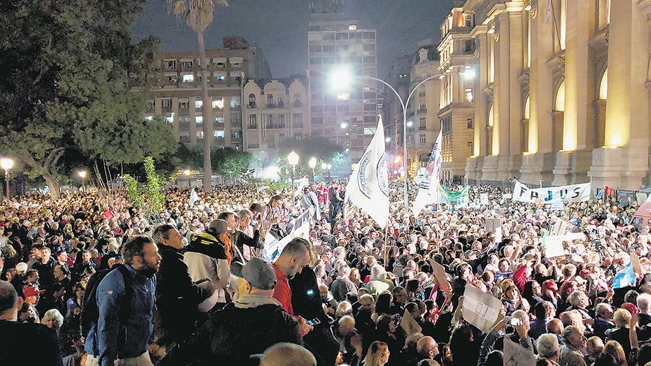 La movilización de respaldo a Ramos Padilla se hizo frente al Palacio de Tribunales.