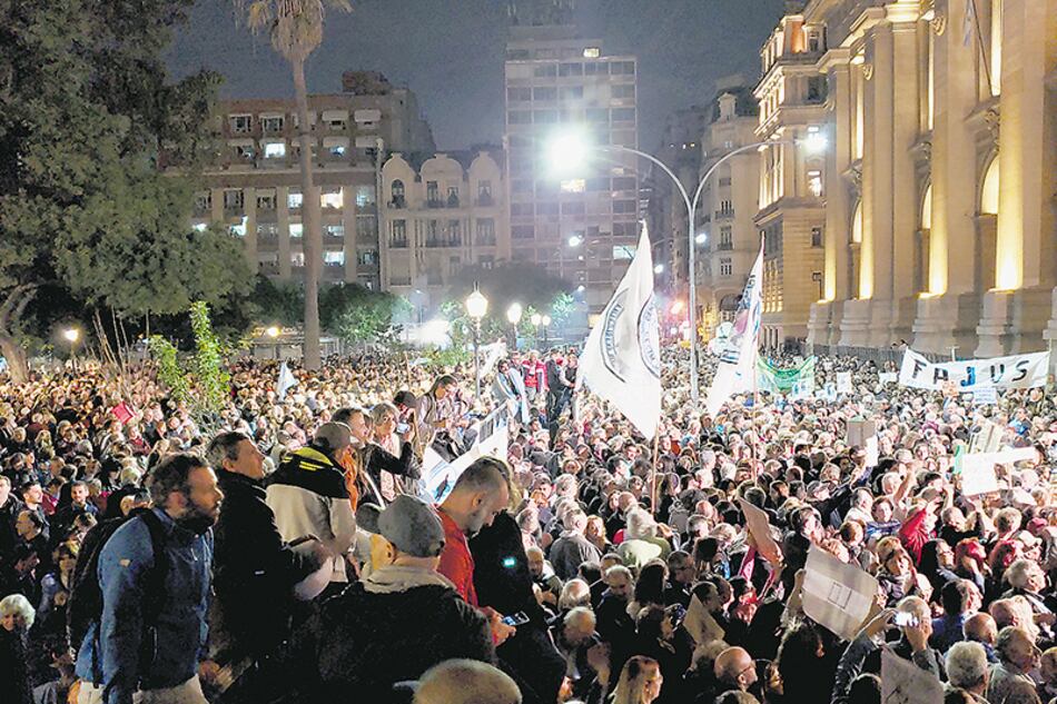 La movilización de respaldo a Ramos Padilla se hizo frente al Palacio de Tribunales.