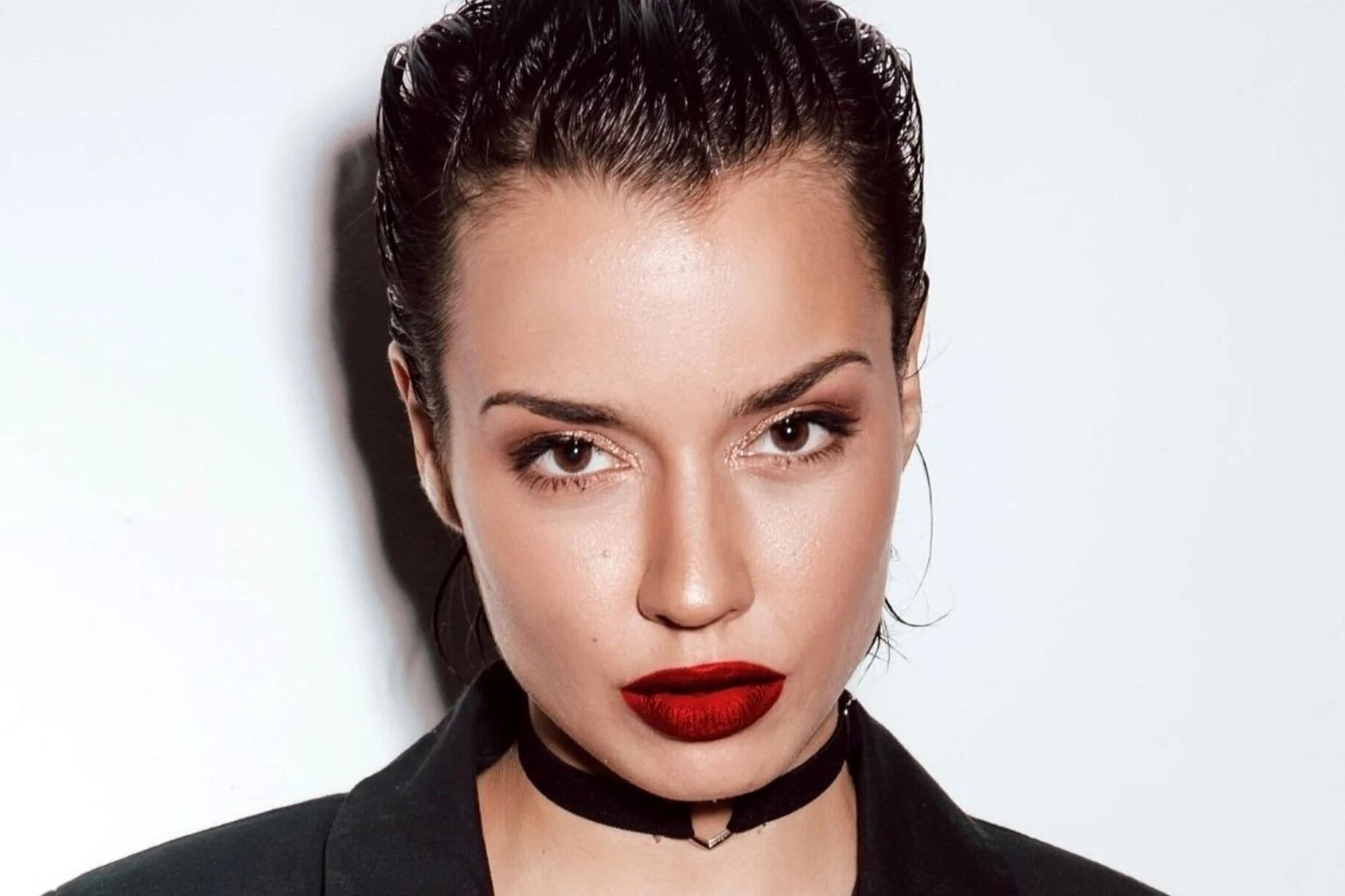 En su live session, Femi (ex Femigangsta) encara tres temas con banda y coristas, entre escaleras y pasadizos industriales