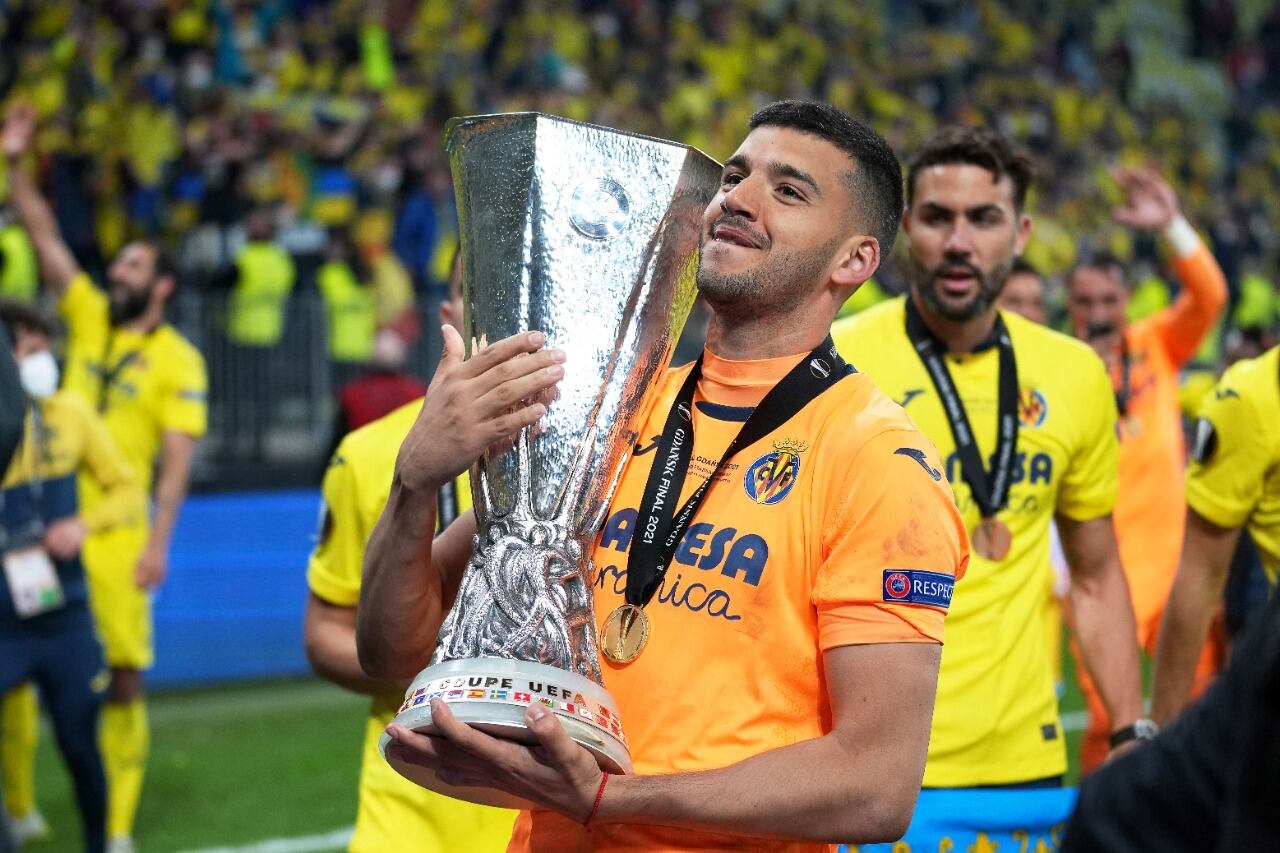 Rulli levanta el primer trofeo europeo en la historia del Villarreal. 
