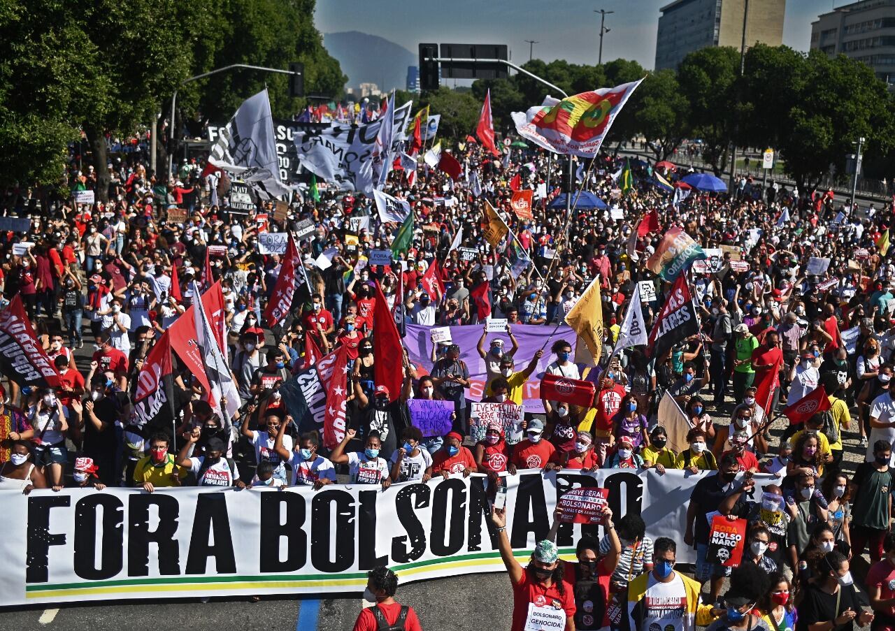 Miles de personas protestan contra Bolsonaro en elcentro de Río de Janeiro.