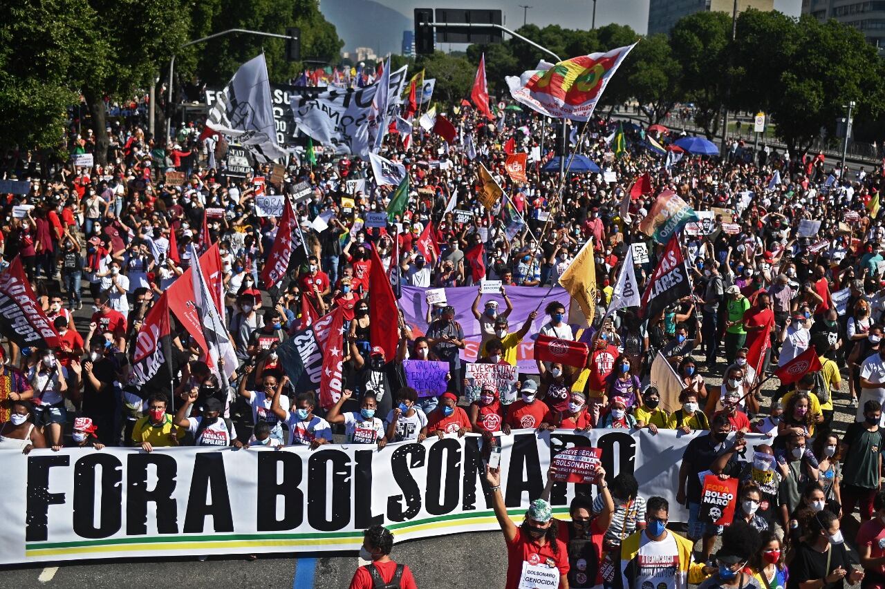 Miles de personas protestan contra Bolsonaro en elcentro de Río de Janeiro.