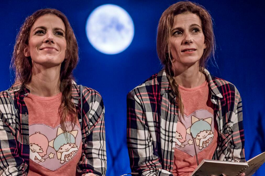 Las actrices se alternan para interpretar al mismo personaje.