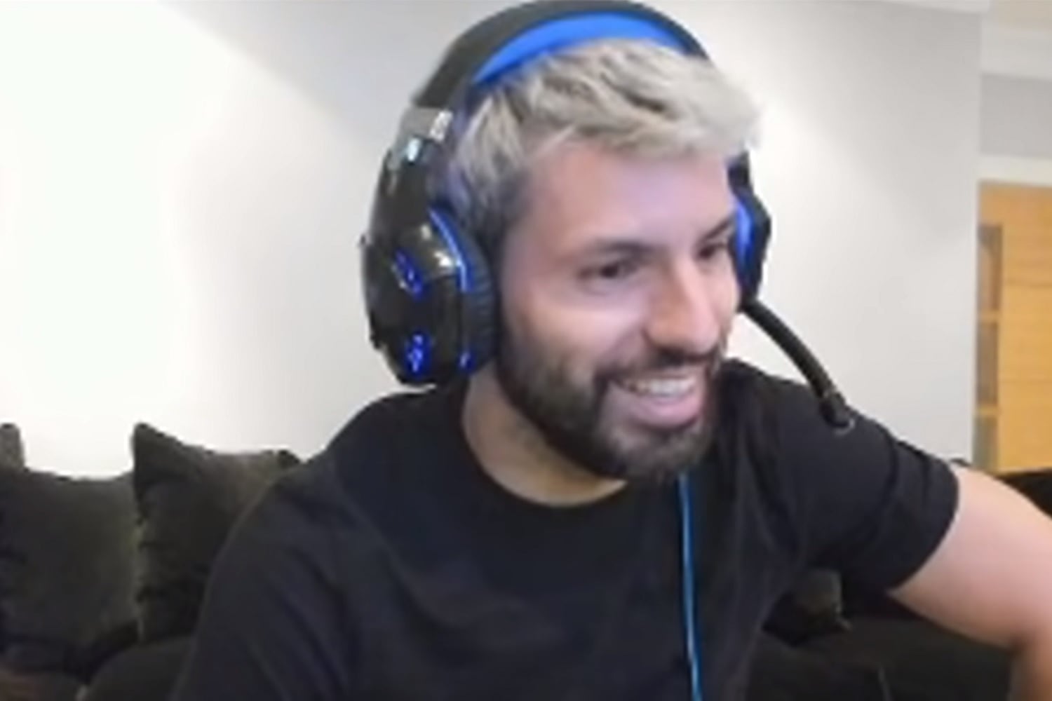 ¿El streamer de la cuarentena? El Kun Agüero le entra a videojuegos de fútbol, básquet y carerras, y charla con sus fans.