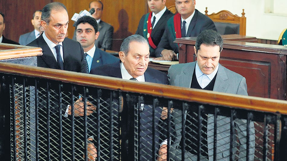 Mubarak, de 90 años, llegó al tribunal caminando con bastón y acompañado de sus hijos.
