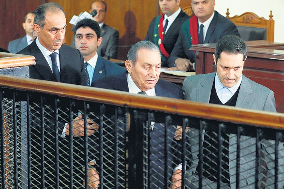 Mubarak, de 90 años, llegó al tribunal caminando con bastón y acompañado de sus hijos.