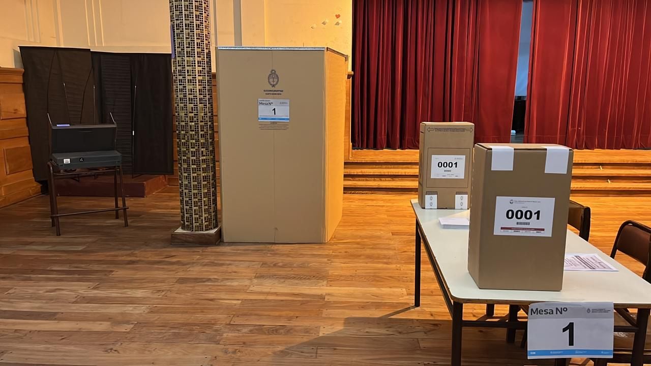 La urna "electrónica" parecida a "un cajero automático" se encuentra en la zona de atrás, a la izquierda de la imagen.