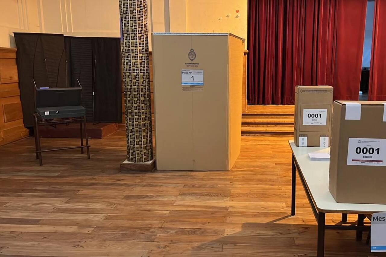 La urna "electrónica" parecida a "un cajero automático" se encuentra en la zona de atrás, a la izquierda de la imagen.