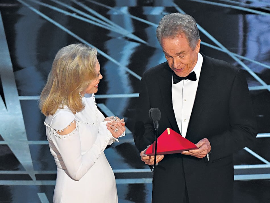 Dunaway y Beatty no terminan de creer lo que dice la boleta pero siguen adelante