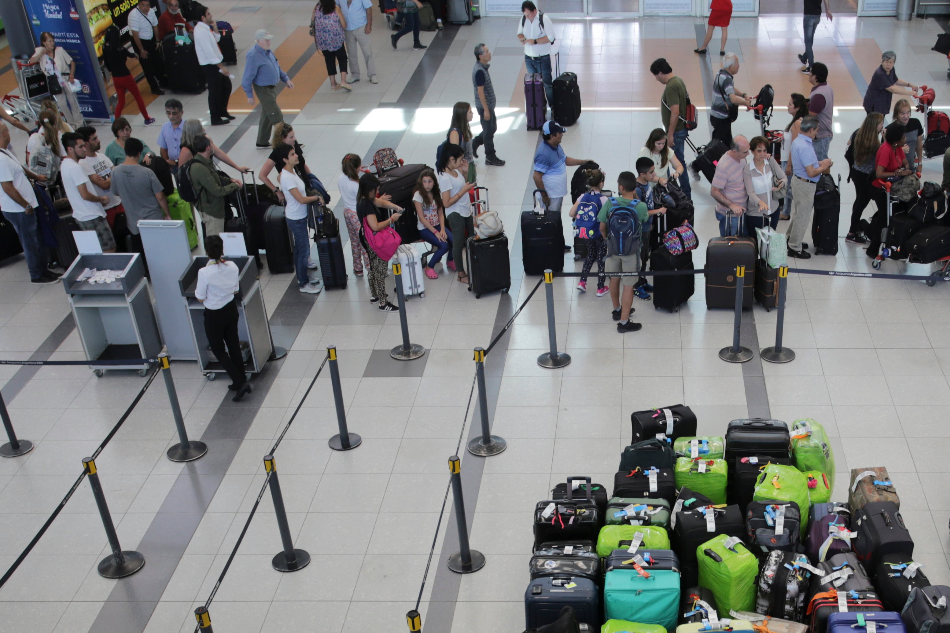 El dólar barato provoca una gran cantidad de viajes al extranjero