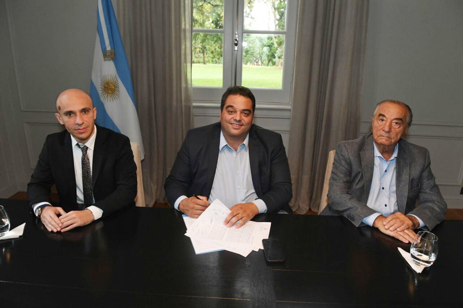 Remí Betieh (Carrefour), Jorge Triaca (ministro) y Armando Cavalieri (Comercio). Un precedente peligroso en tiempos de crisis.