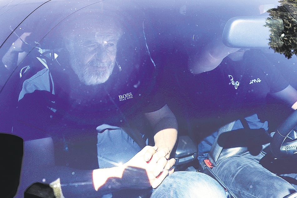 Cristóbal López, de barba, saliendo ayer de la Superintendencia de Investigaciones Federales.