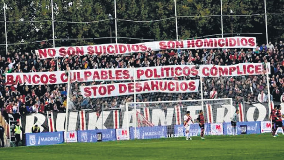 Los hinchas del Rayo Vallecano son famosos en Madrid por su postura antifascista.