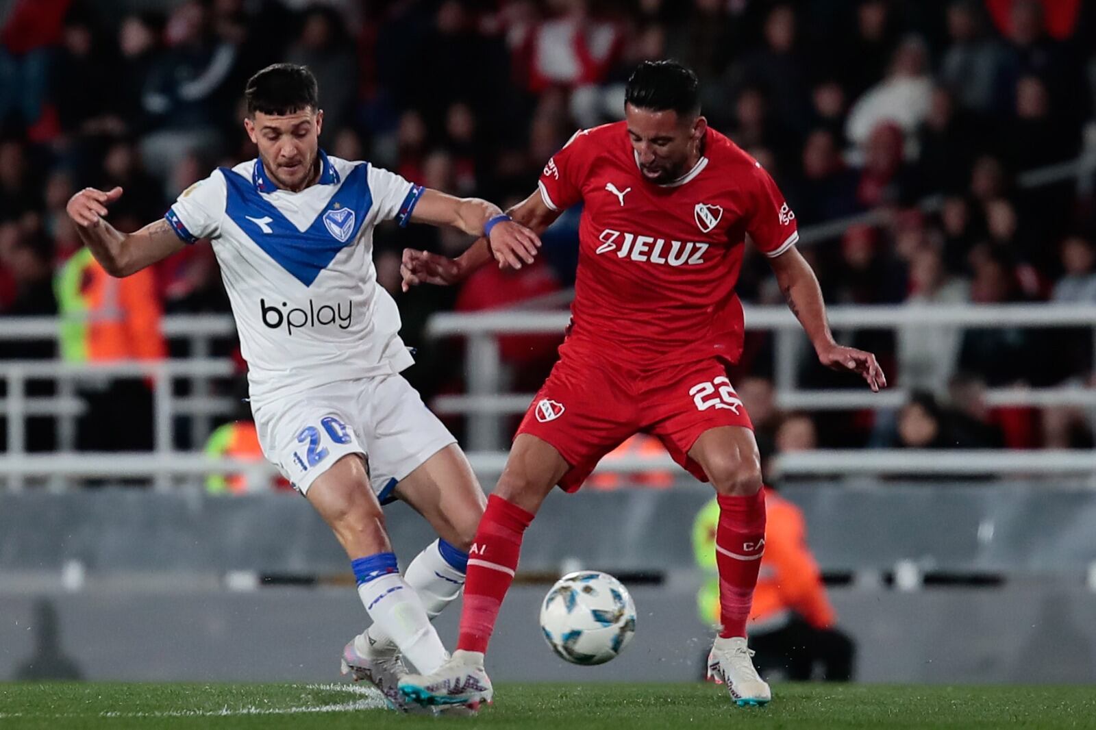 Pizzini e Isla luchan por la pelota en la tardecita de Avellaneda